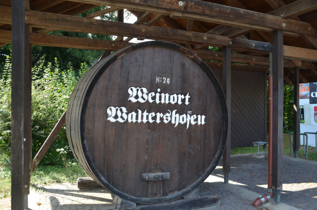 Ortseingang Weinfass Waltershofen