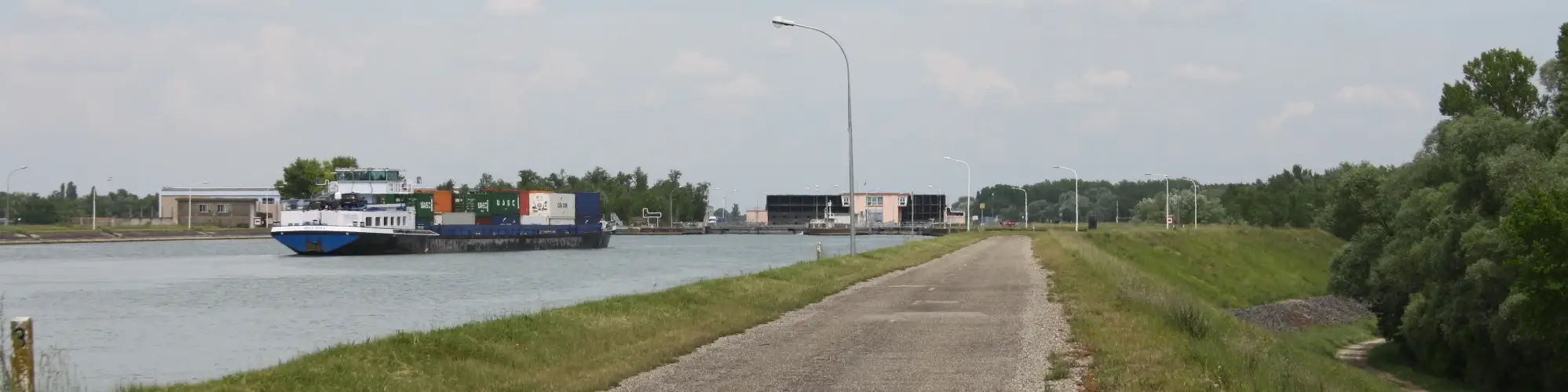schleuse-rhein Schiff fähhrt auf Schleuse zu